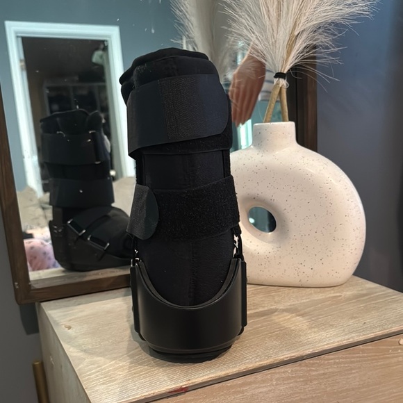 Adjustable Black Walking Boot - Picture 3 of 4